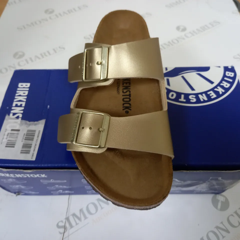 BOXED PAIR OF BIRKENSTOCK ARIZONA SANDALS SIZE 5.5