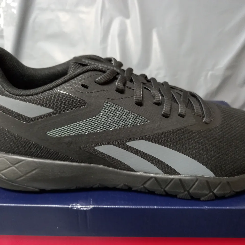 BOXED PAIR OF FLEXAGON FORCE 4 TRAINERS IN BLACK - UK 9