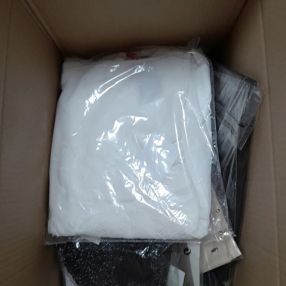 LOT OF APPROX 16 CLOTHING ITEMS IN VARIOUS STYLES, COLOURS AND SIZES 