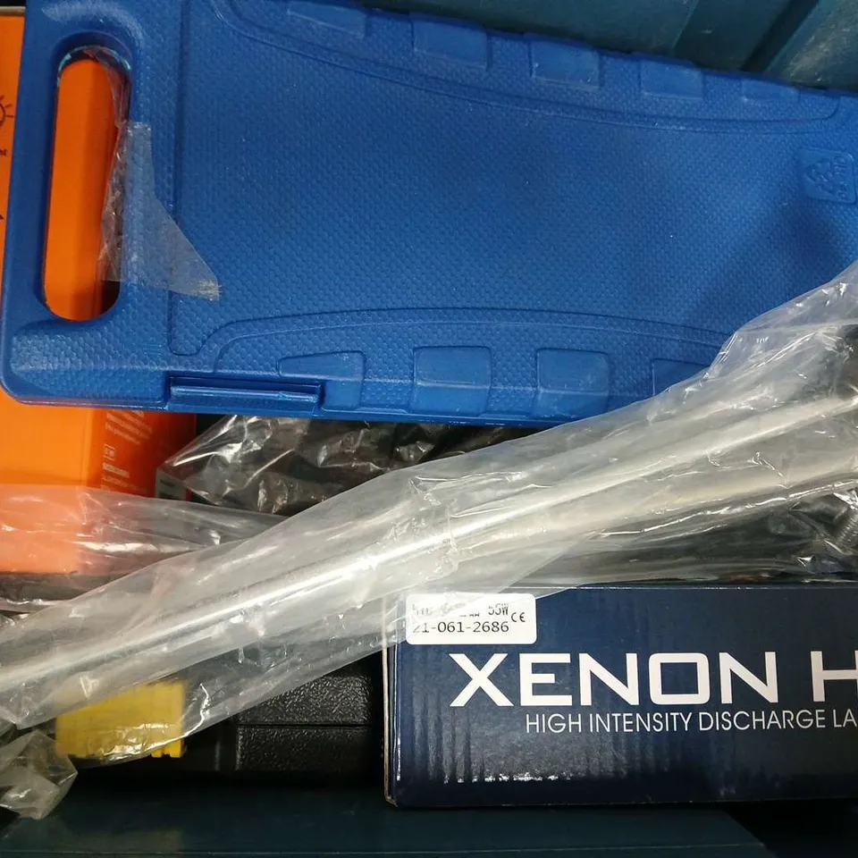 APPROXIMATELY 7 ASSORTED VEHICLE PARTS & ACCESORIES TO INCLUDE ASTRONI CAR AIR PUMP, HID XENON LIGHTS, SEATBELT UNIT, ETC