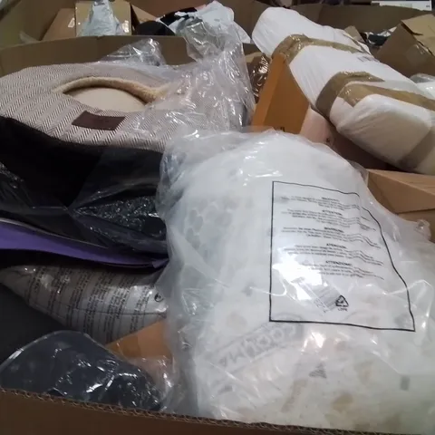 PALLET CONTAINING A LARGE QUANTITY OF PILLOWS