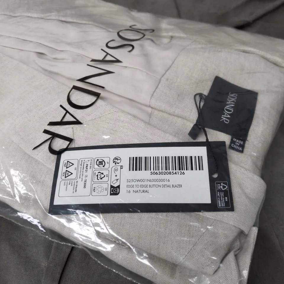 SOSANDER EDGE TO EDGE BUTTON DETAIL BLAZER 16 NATURAL BAGGED