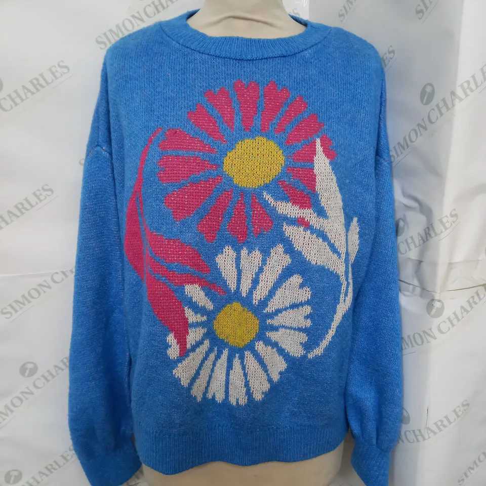 STRADIVARIUS KNITTED CREW NECK SWEATER IN BLUE FLORAL SIZE S