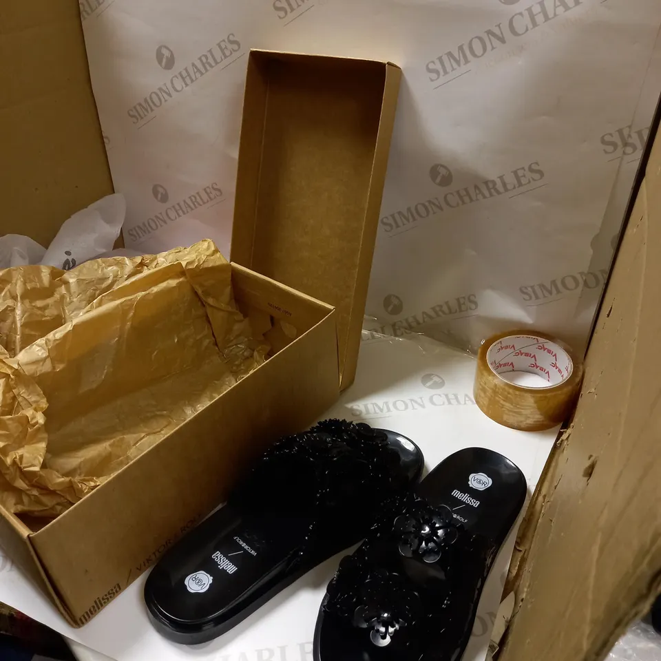 V & R MELISSA BLACK FLORAL SLIDERS SIZE: 6