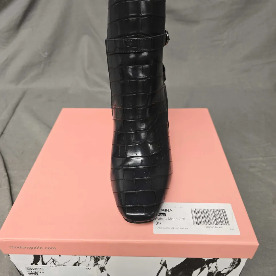 BOXED PAIR OF MODA IN PELLE FLARE BLOCK HEEL BOOTS - 7