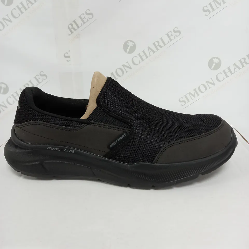 BOXED PAIR OF SKECHERS AIR COOLED MEMORY FOAM TRAINERS IN BLACK SIZE 9
