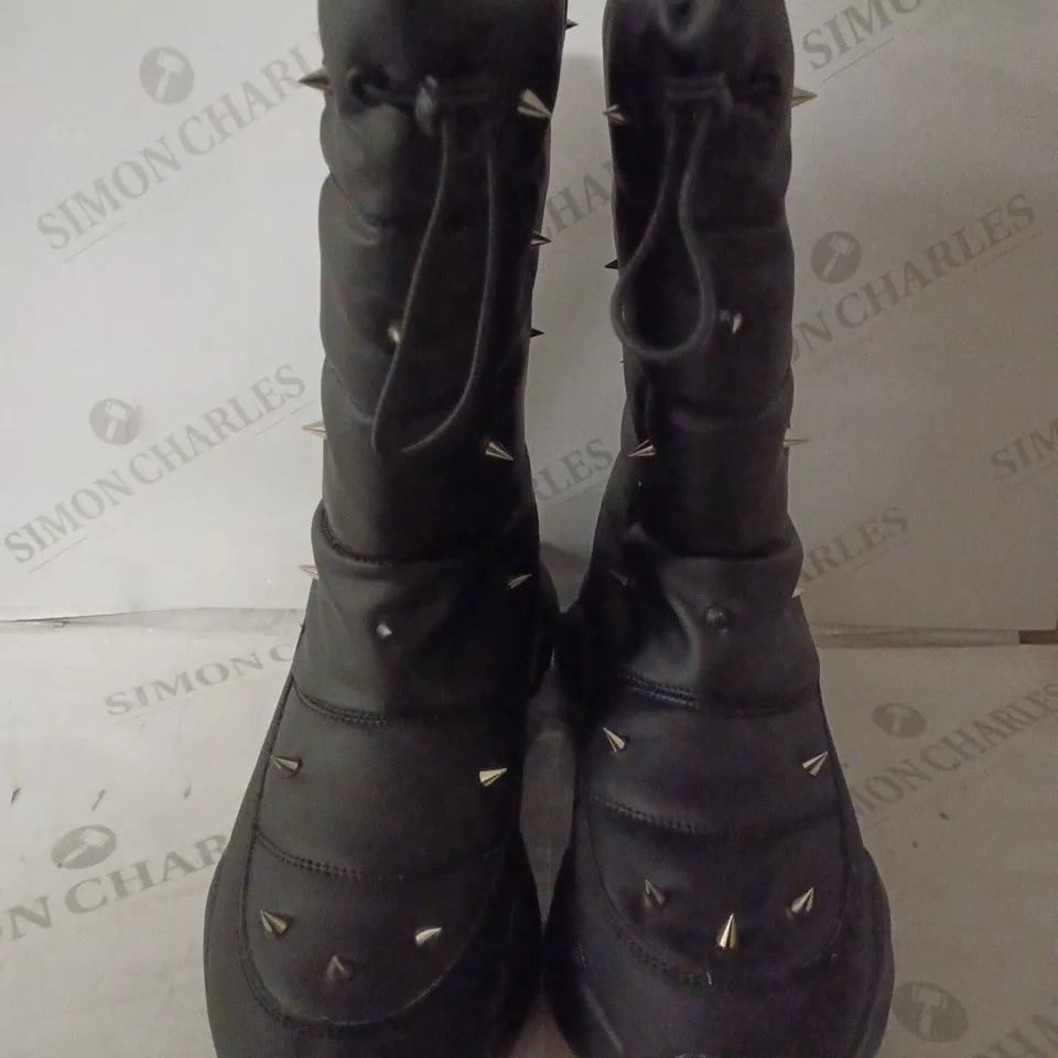 PAIR OF KOI THE RINGLEADER MEN'S SPIKED SNOW BOOTS SIZE 9