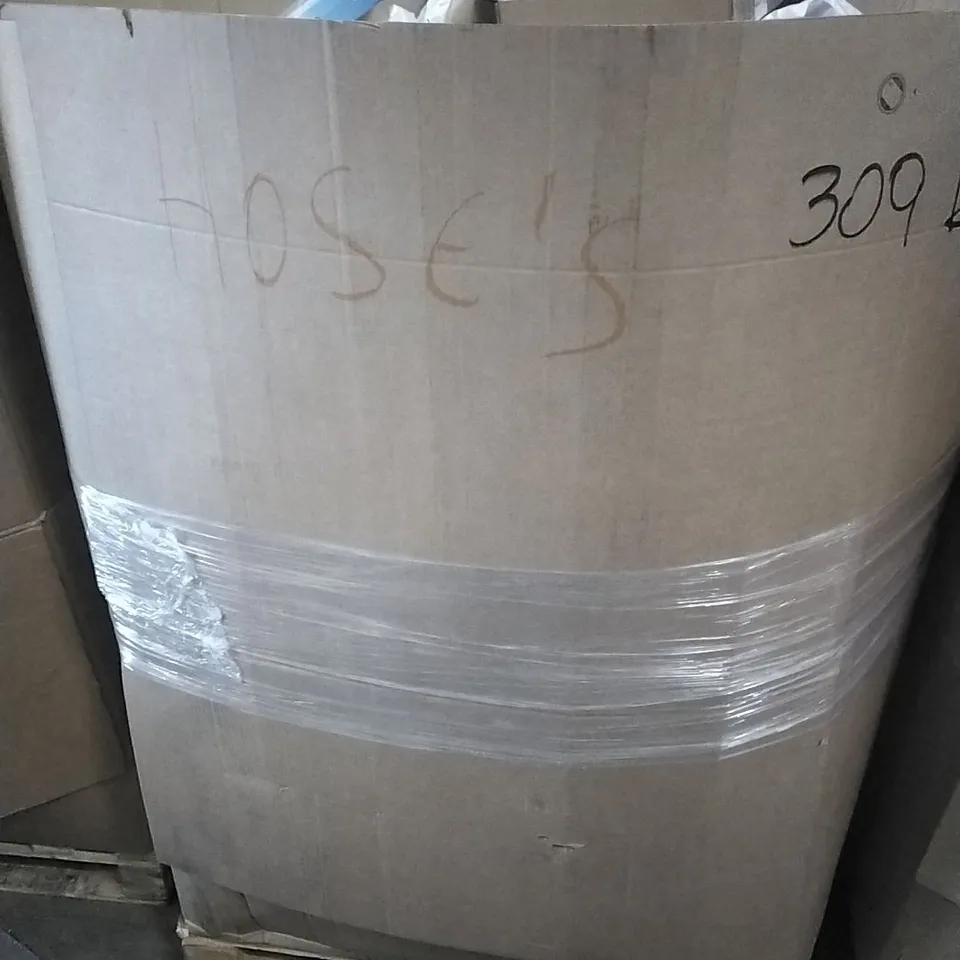 A PALLET CONTAINING A LARGE QUANTITY OF ASSORTED GARDEN HOSES AND VARIOUS SWIMMING PRODUCTS ETC