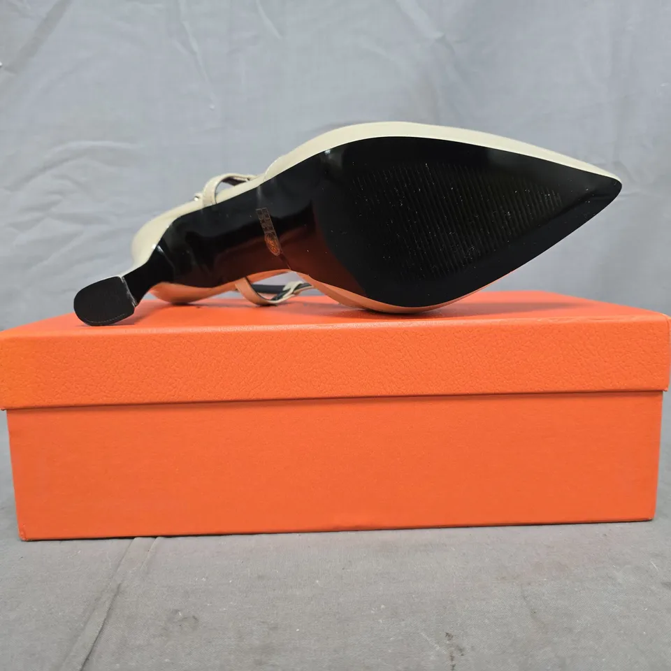 BOXED PAIR OF CASTAMERE POINTED TOE SLINGBACK SANDALS IN BEIGE SIZE 39