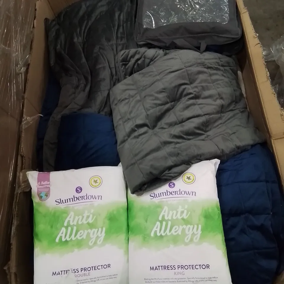 PALLET CONTAINING VARIOUS WEIGHTED BLANKETS PILLOWS MATTRESS PROTECTORS ETC. IN DIFFERENT COLOURS AND SIZES