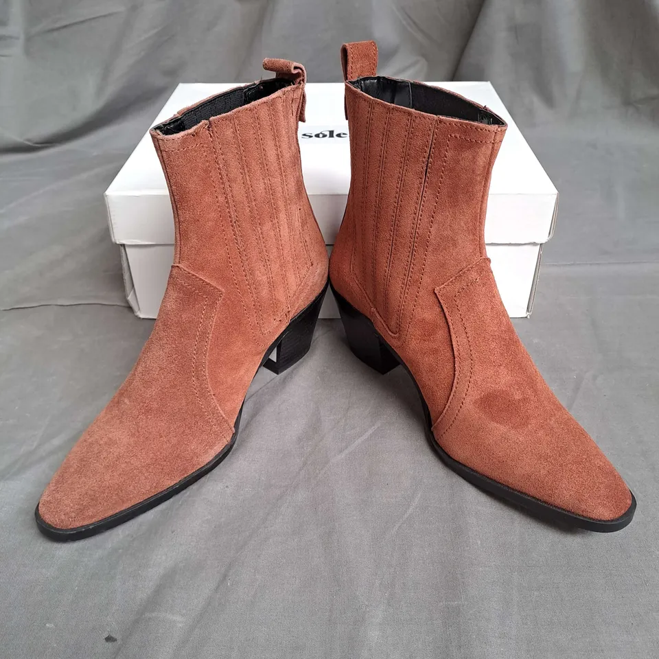 BOXED PAIR OF SOLEA FARES ANKLE BOOTS IN BROWN SUEDE SIZE 4