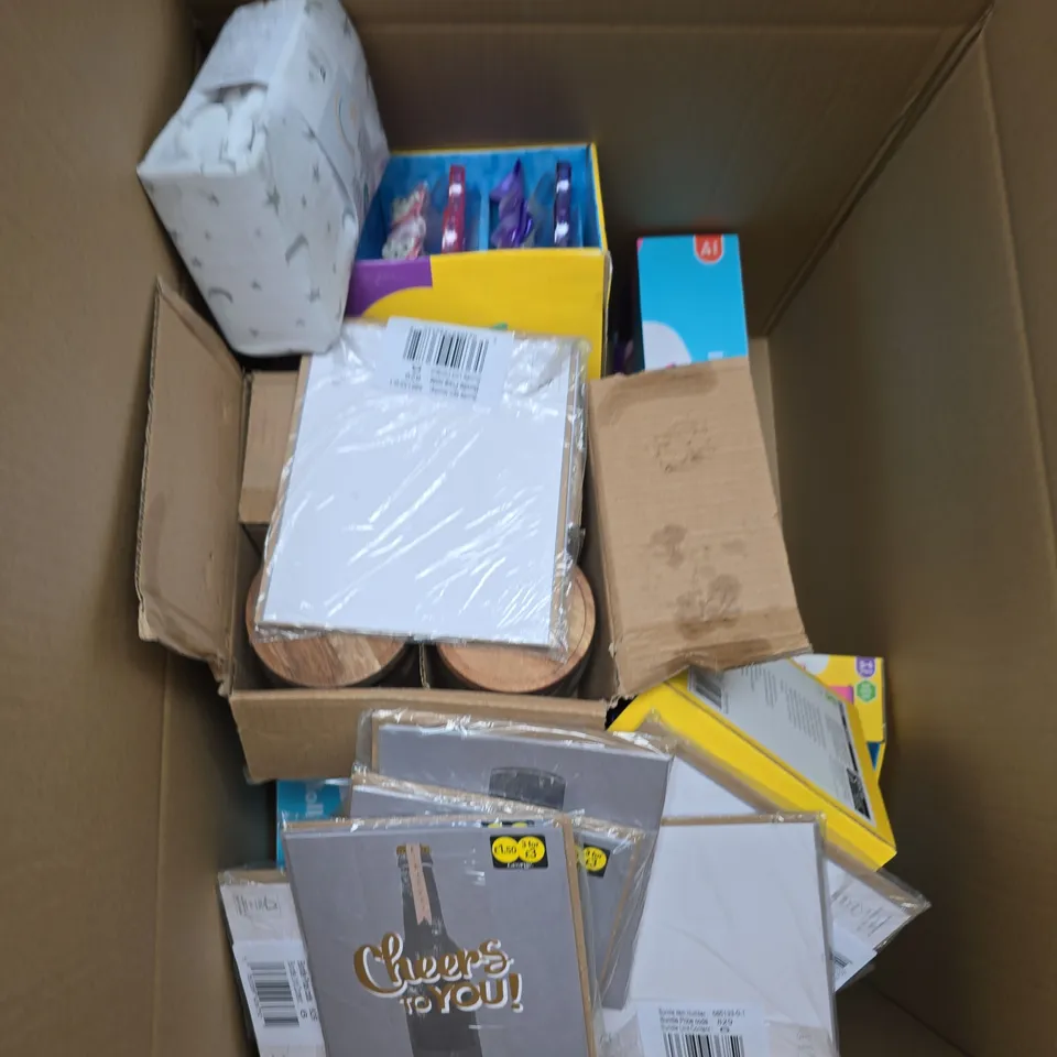 LARGE BOX OF APPROXIMATELY 10 ASSORTED HOMEWARE ITEMS TO INCLUDE TOYS, CARDS AND FITETD SHEETS - COLLECTION ONLY