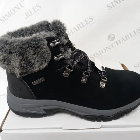 PAIR OF SKECHERS WATERPROOF FUR CUFFED HIKING BOOTS IN BLACK SIZE UNKNOWN
