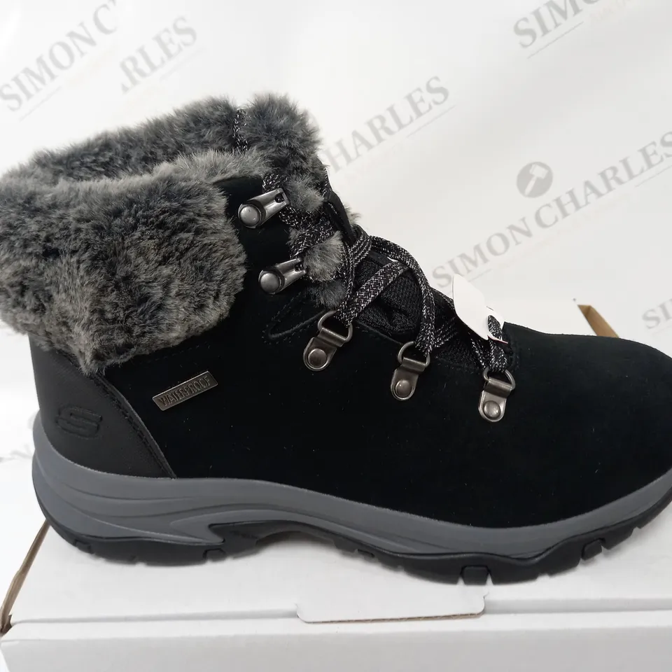 PAIR OF SKECHERS WATERPROOF FUR CUFFED HIKING BOOTS IN BLACK SIZE UNKNOWN