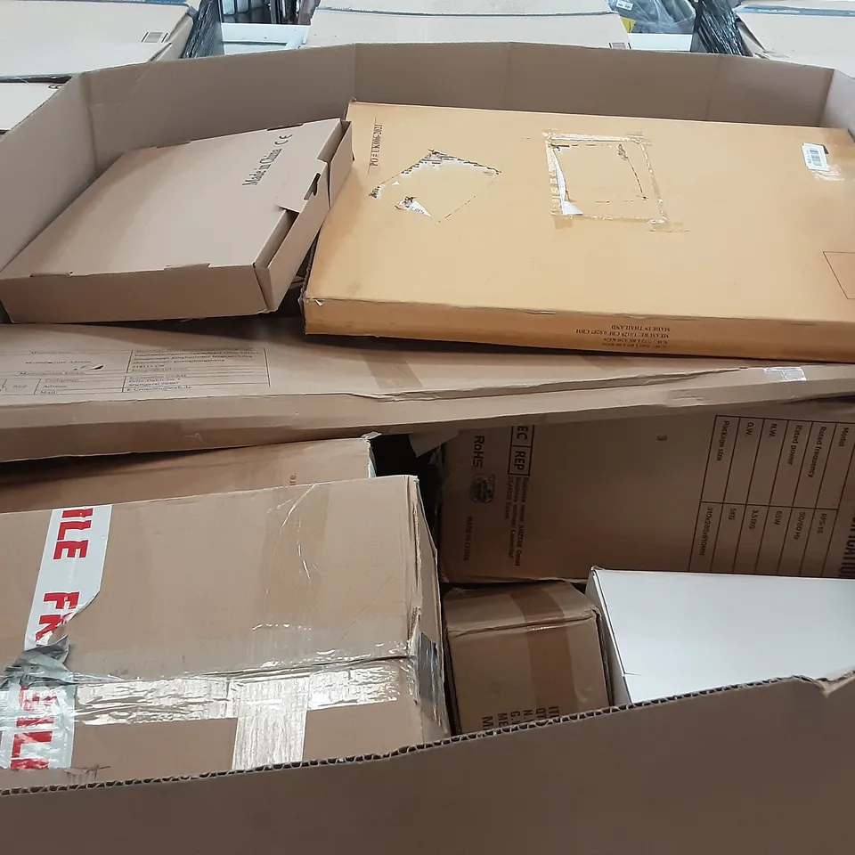 LARGE PALLET OF ASSORTED HOMEWARE ITEMS TO INCLUDE PORTABLE COOLERS, CLOCKS, STAND MIXERS ETC 