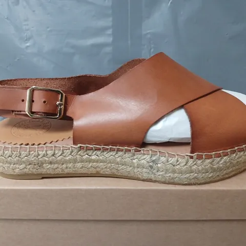 BOXED PAIR OF PENELOPE CHILVERS YERMO LEATHER ESPADRILLE OPEN TOE IN TAN - SIZE 42
