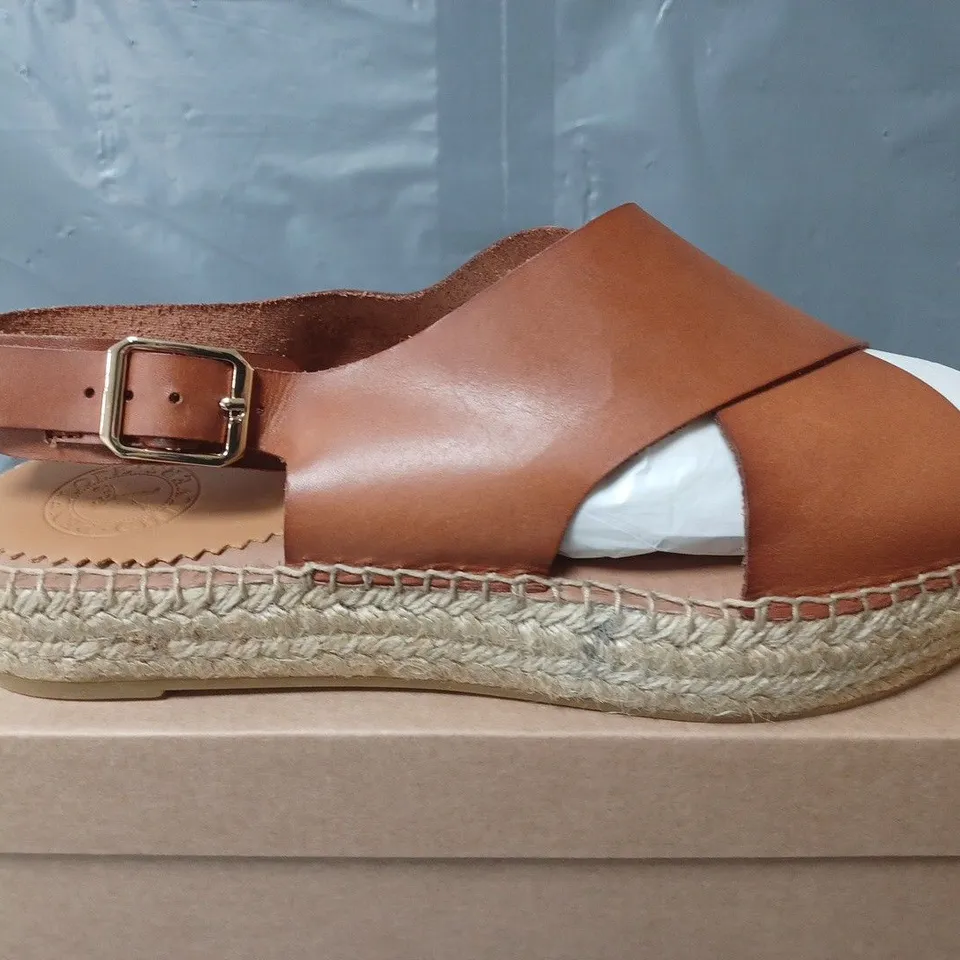 BOXED PAIR OF PENELOPE CHILVERS YERMO LEATHER ESPADRILLE OPEN TOE IN TAN - SIZE 42