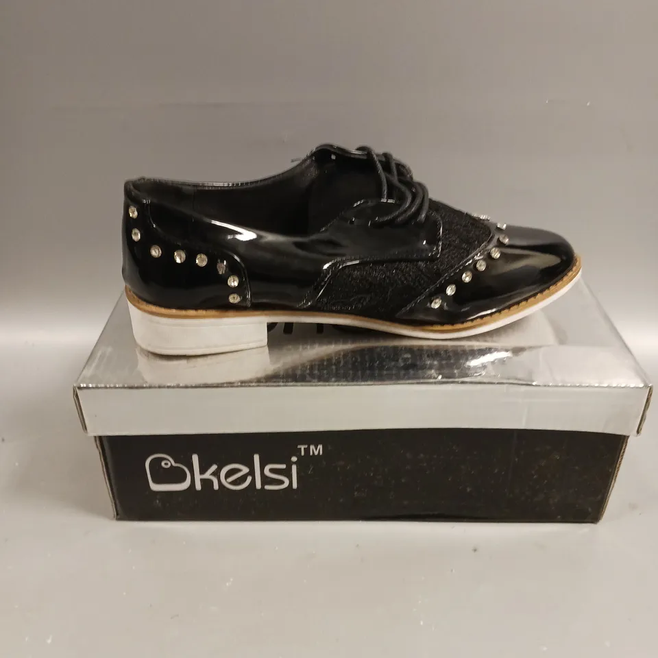 BOXED PAIR OF KELSI LACED SEQUINED SHOES IN BLACK - 3