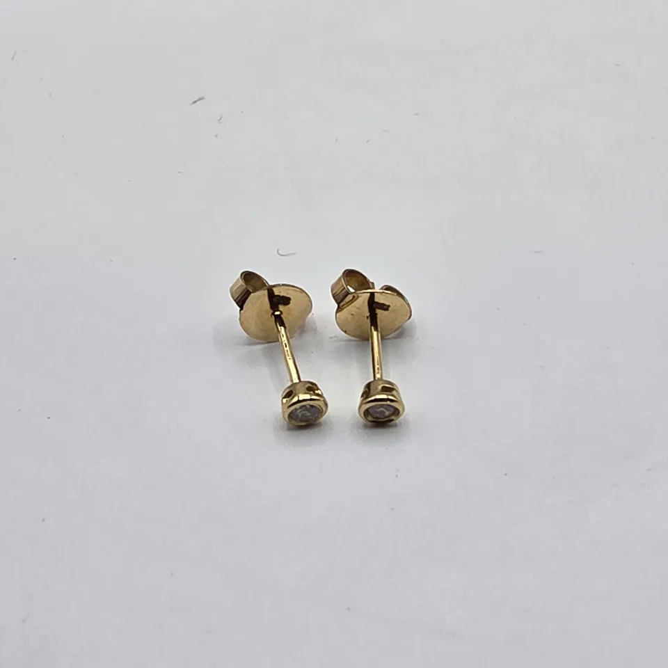 18CT YELLOW GOLD STUD EARRINGS RUB-OVER SET WITH NATURAL DIAMONDS