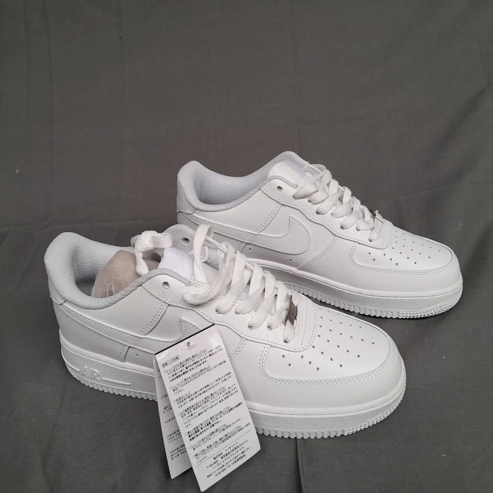 BOXED PAIR OF NIKE AIR FORCE 1 WHITE SIZE UK 7 