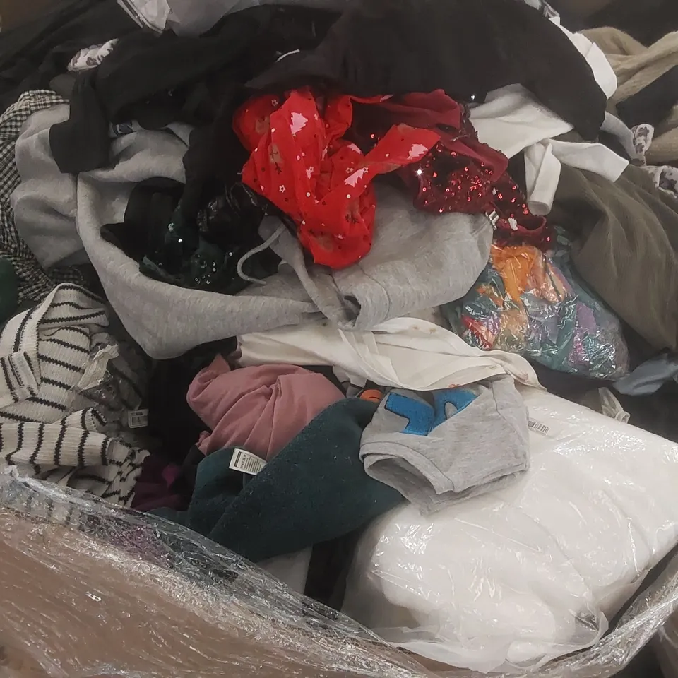 PALLET CONTAINING A VERY LARGE QUANTITY OF ASSORTED CLOTHING PRODUCTS ECT