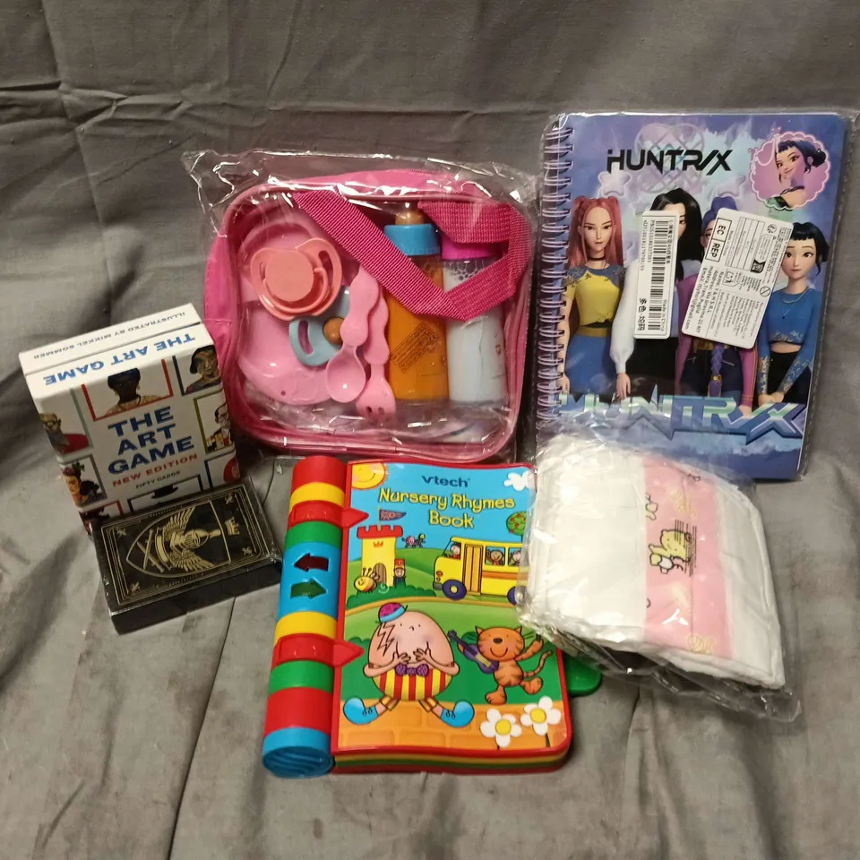 APPROXIMATELY 10 ASSORTED TOYS & GAMES PRODUCTS TO INCLUDE THE ART GAME, VRTECH NURSERY RHYME BOOK, HUNTRX NOTEBOOK, ETC