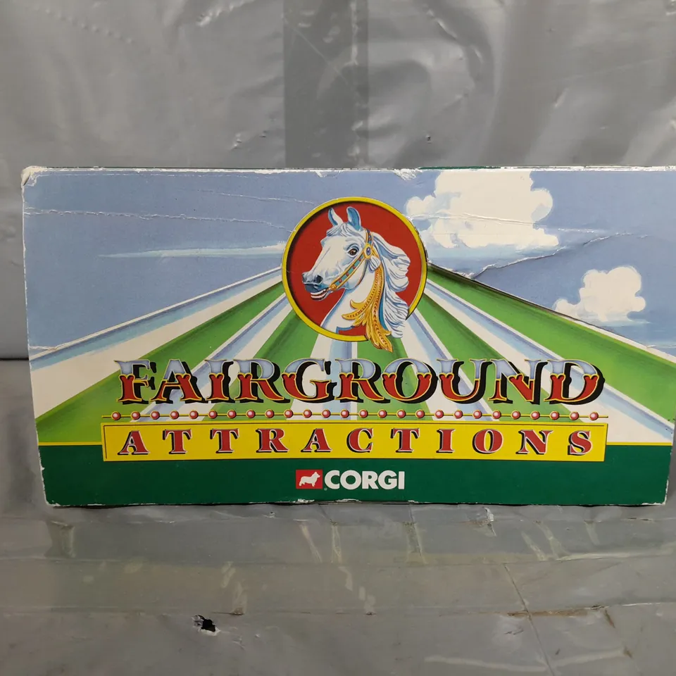 CORGI FAIRGROUND ATTRACTIONS - LAND ROVER AND TRAILER - SCALE 1:43 - CC07401