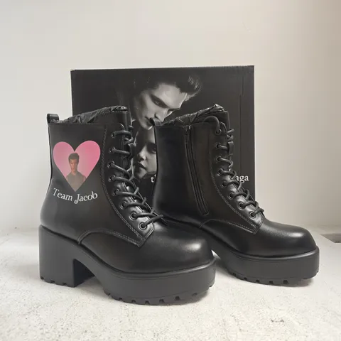 BOXED PAIR OF KOI X THE TWILIGHT SAGA - TEAM JACOB MILITARY BOOTS IN BLACK SIZE UK 4