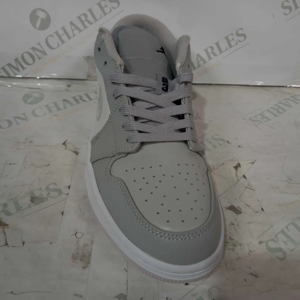 BOXED PAIR OF NIKE AIR JORDAN TRAINERS IN WHITE/GREY UK SIZE 7