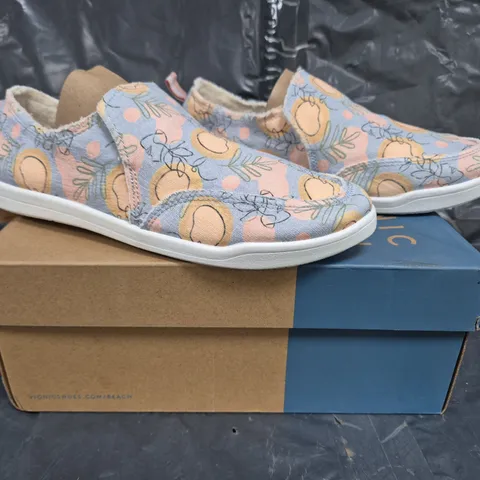 BOXED PAIR OF VIONIC MALIBU SLIP-ON SHOES IN LIGHT BLUE/MULTI SIZE 7.5
