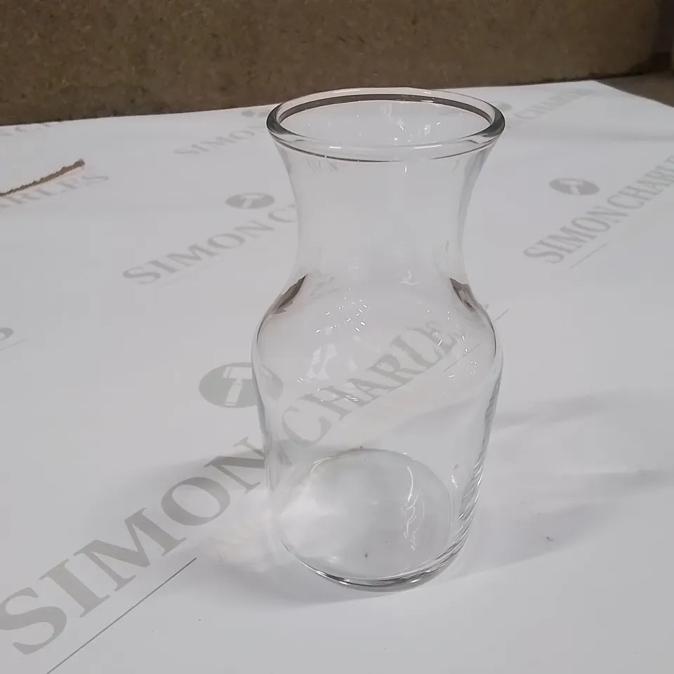 BOX CONTAINING 12 MINI TABLE GLASSWARE VASES 