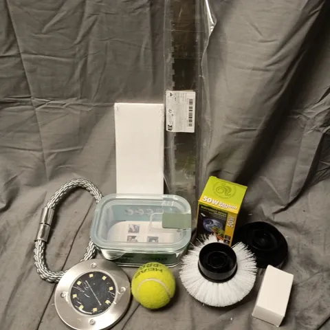 APPROXIMATELY 12 ASSORTED HOUSEHOLD ITEMS TO INCLUDE DAYLIGHT SPOT BULBS, TENNIS BALL, MEPAL STORAGE CONTAINER, ETC