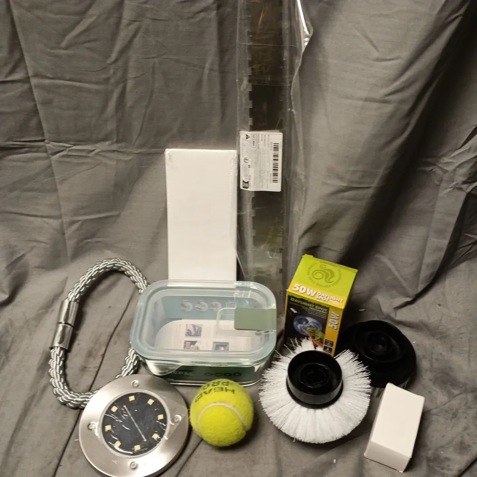 APPROXIMATELY 12 ASSORTED HOUSEHOLD ITEMS TO INCLUDE DAYLIGHT SPOT BULBS, TENNIS BALL, MEPAL STORAGE CONTAINER, ETC