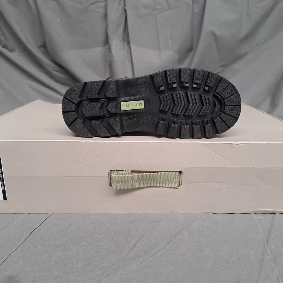 BOXED PAIR OF HUNTER BALMORAL CLASSIC WATERPROOF BOOTS IN DARK OLIVE SIZE 5