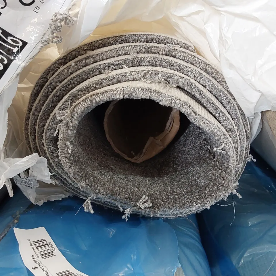ROLL OF QUALITY CLASSIC CHARM 3063/0935 CARPET IN ASH GREY - APPROXIMATELY 3.1M L X 4M W 