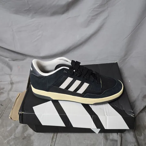 ADIDAS BASKETBALL SNEAKERS WITH WHITE THREE-STRIPE BRANDING SIZE 9