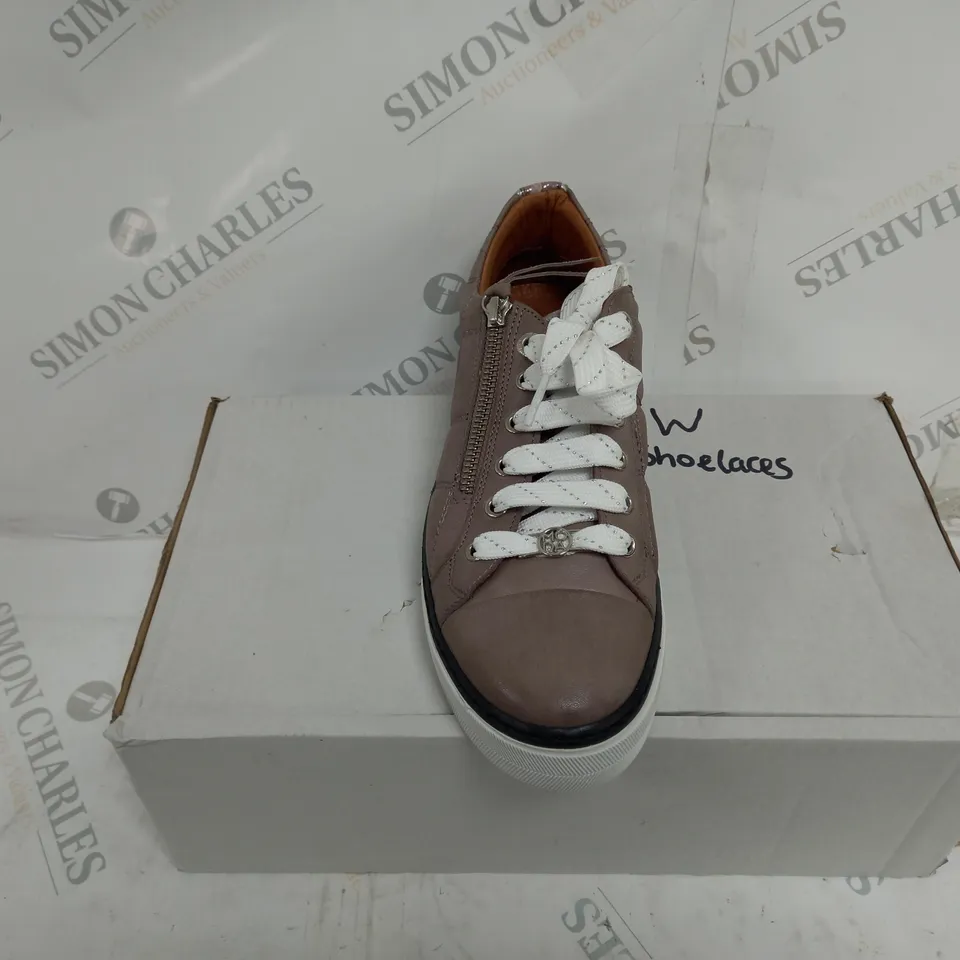 BOXED PAIR OF MODA IN PELLE BAYLEN TRAINERS IN TAUPE SIZE 7