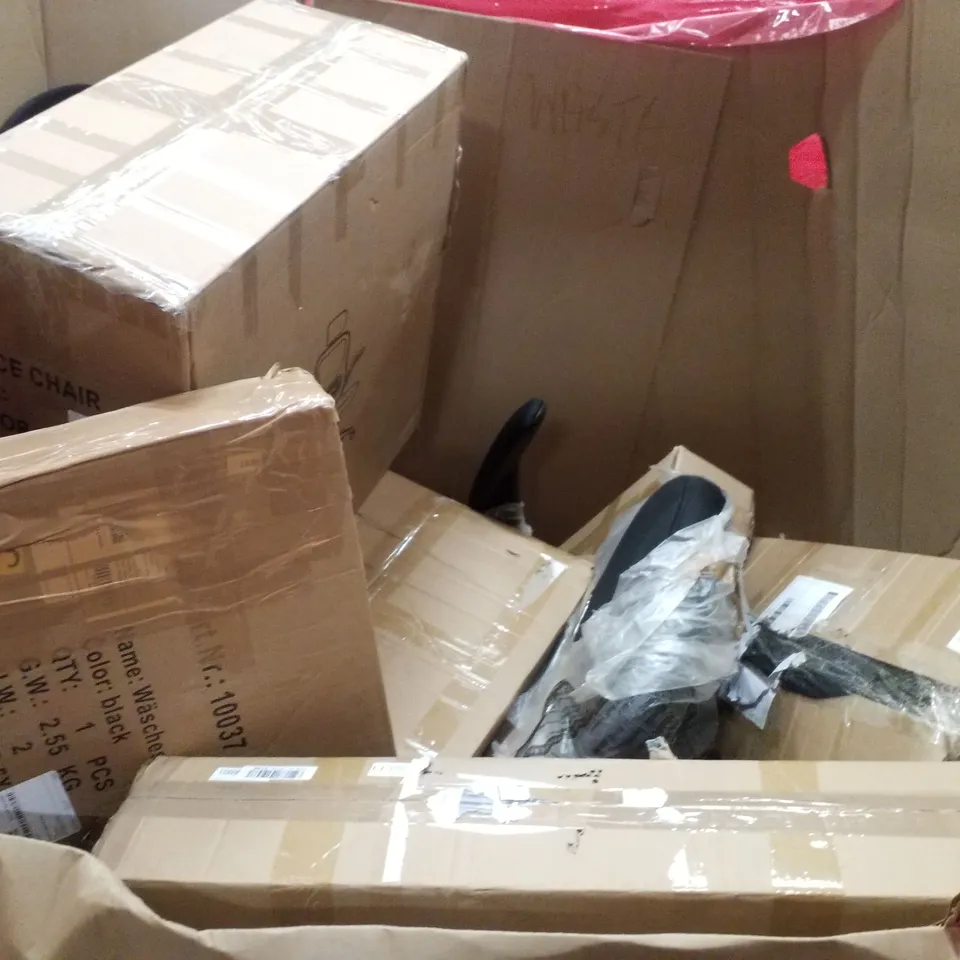 PALLET CONTAINING ASSORTED PRODUCTS INCLUDING FOLDABLE MATTRESS, PLAYPEN, PLAY MAT & OFFICE CHAIR