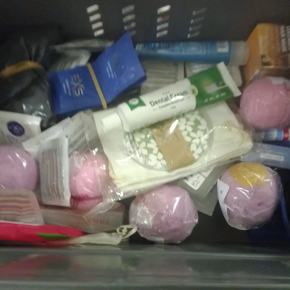 LOT OF APPROXIMATELY 30 ASSORTED HEALTH AND BEAUTY ITEMS TO INCLUDE DUDU-OSUN BLACK SOAP, REN AHA TONIC AND NAIL DECORATIONS