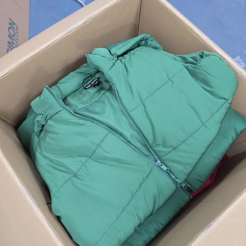 APPROXIMATELY 6 ASSORTED CLOTHING ITEMS IN VARIOUS STYLES, SIZES & COLOURS