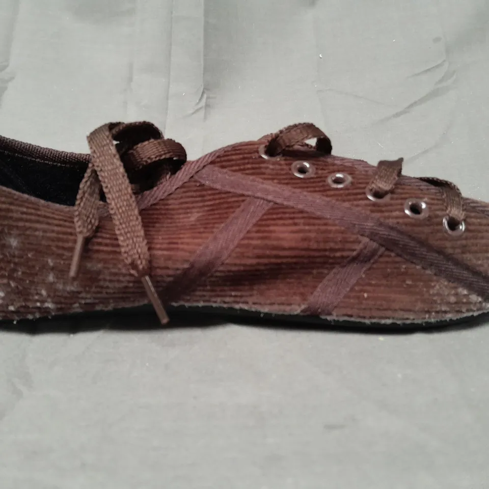 BOX OF APPROXIMATELY 10 BOXED PAIRS OF DESIGNER SHOES IN BROWN - VARIOUS SIZES