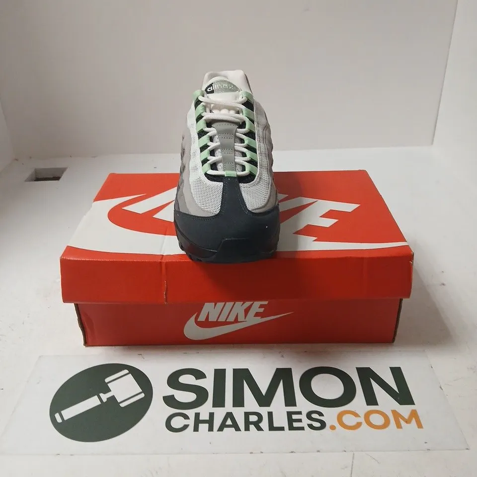 BOXED PAIR OF NIKE WOMENS AIR MAX 95 BIG BUBBLE TRAINERS IN BLACK/WHITE/GREEN - UK 7.5