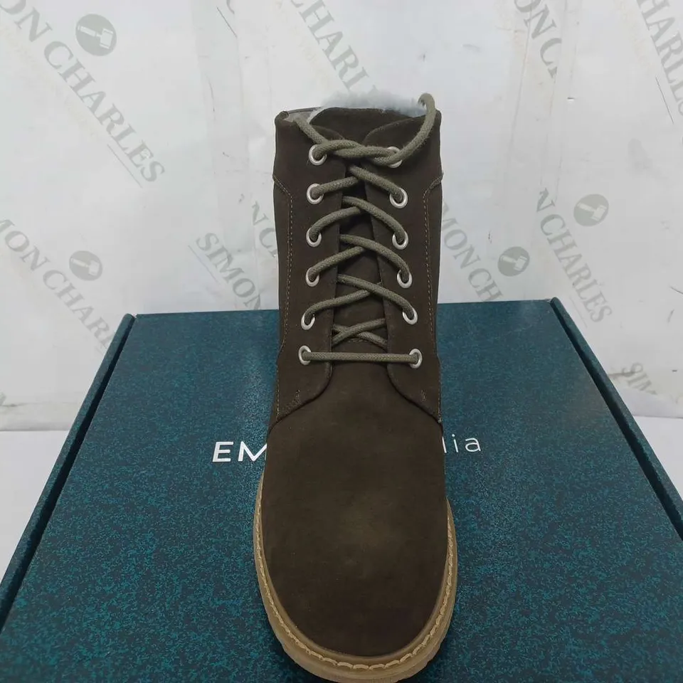 BOXED PAIR OF EMU EXPLORER BIRICET LACE UP WATERPROOF ANKLE BOOTS IN DARK OLIVE - MENS 8