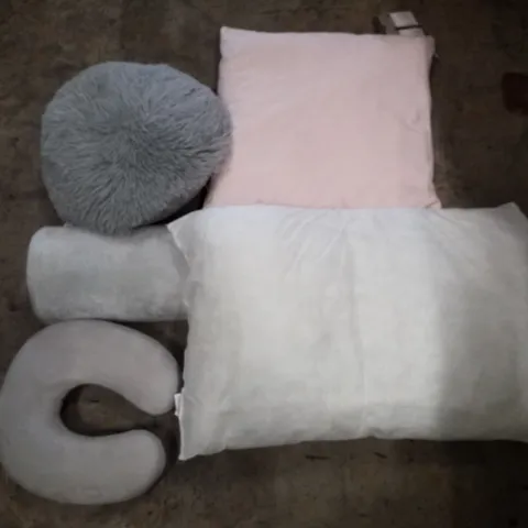 PALLET CONTAINING ASSORTED PILLOWS, BEAN BAGS & BEDDING