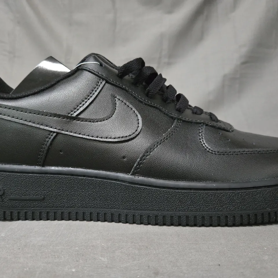 PAIR OF NIKE AIR FORCE 1 SHOES IN BLACK UK SIZE 12