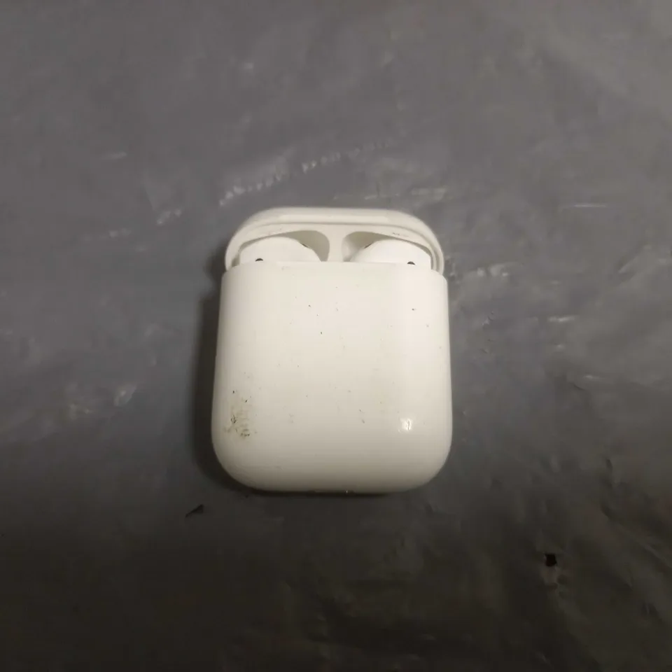 APPLE AIR PODS FIRST GEN IN WHITE 