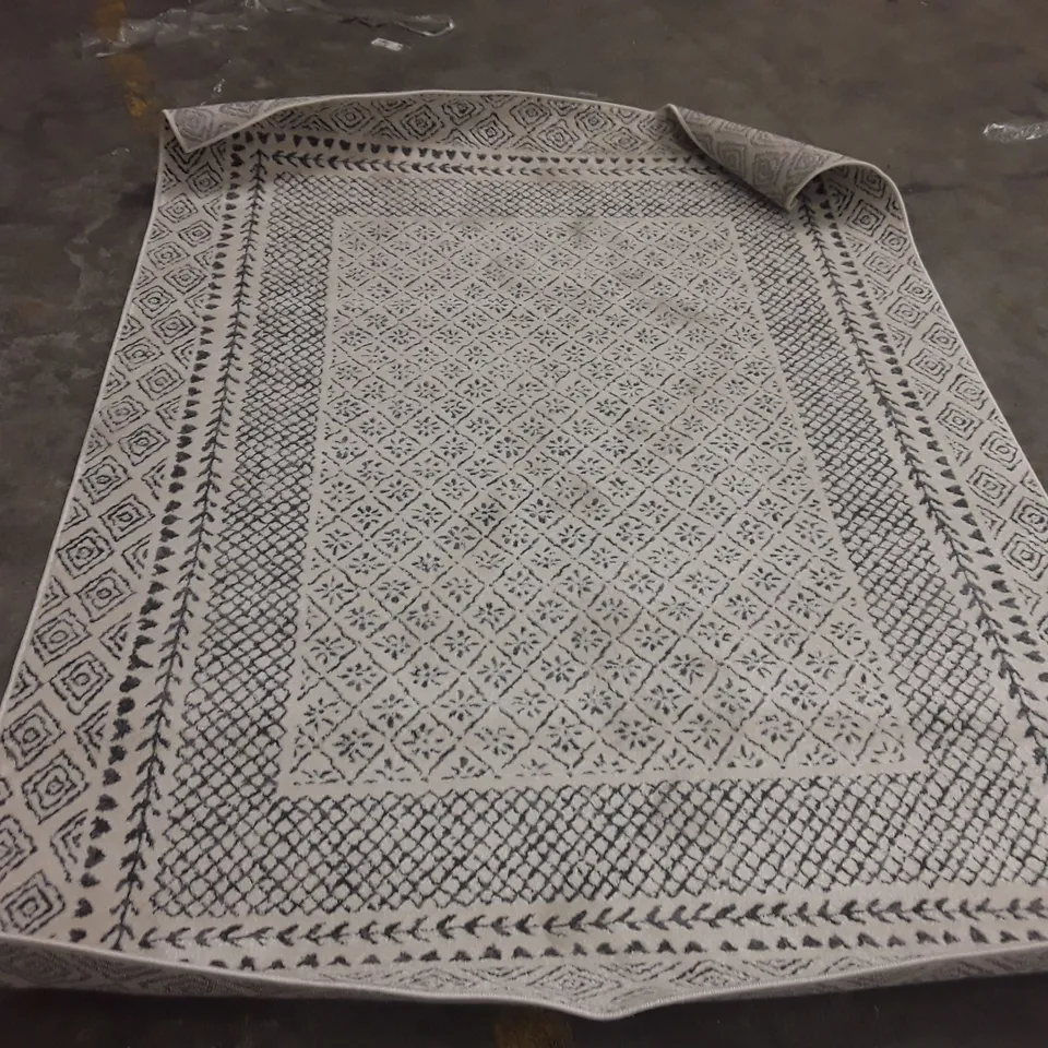 QUALITY DESIGNER AREA RUG 212X160CM APPROXIMATELY
