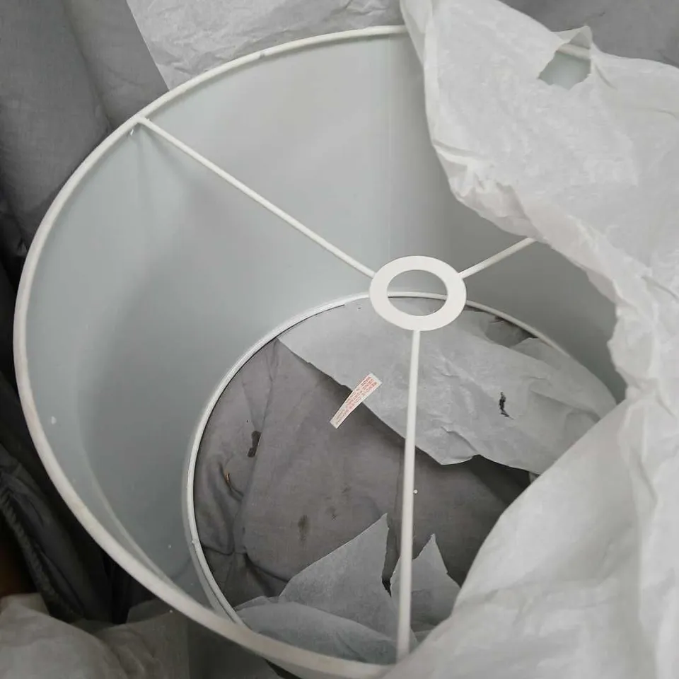 FLOOR LAMP WITH E27 SOCKET AND CIRCULAR SHADE FRAME