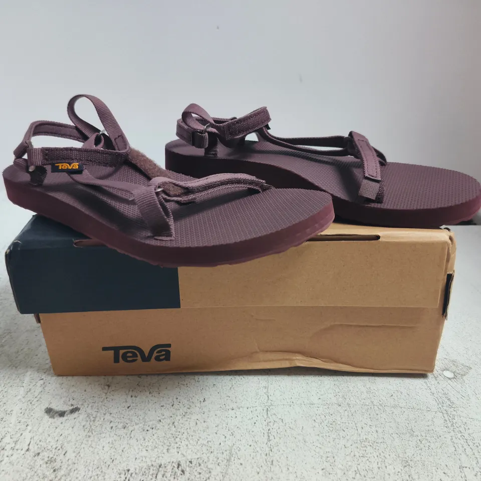 BOXED PAIR OF TEVA W ORIGINAL UNIVERSAL SLIM OPEN TOE SANDALS IN RUM SIZE UK 7