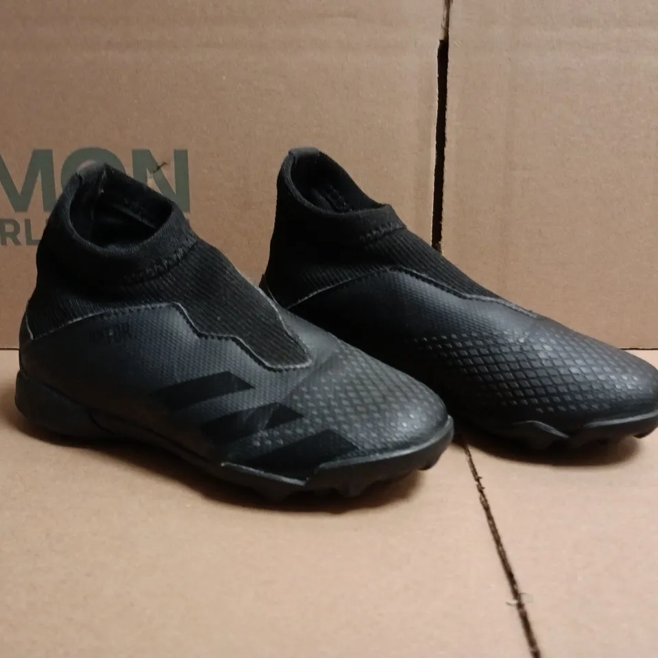 BOXED PAIR OF ADIDAS PREDATOR KID'S SHOES IN BLACK SIZE 10